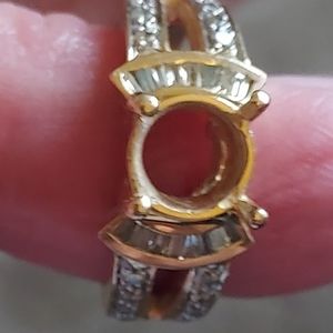 Gold ring with diamond chips